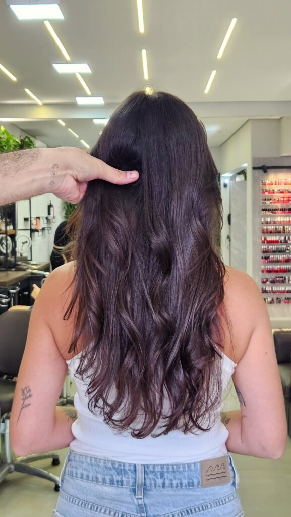 Corte para cabelo ondulado em camadas leves, resultado alinhado e com movimento natural
