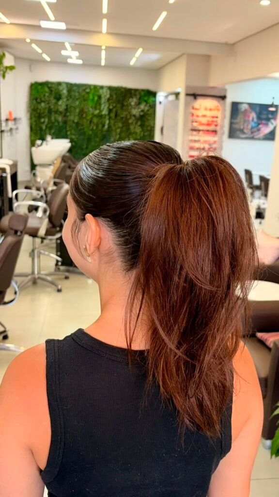 Penteado Clean Girl em rabo de cavalo polido e cheio feito na Atena Beleza