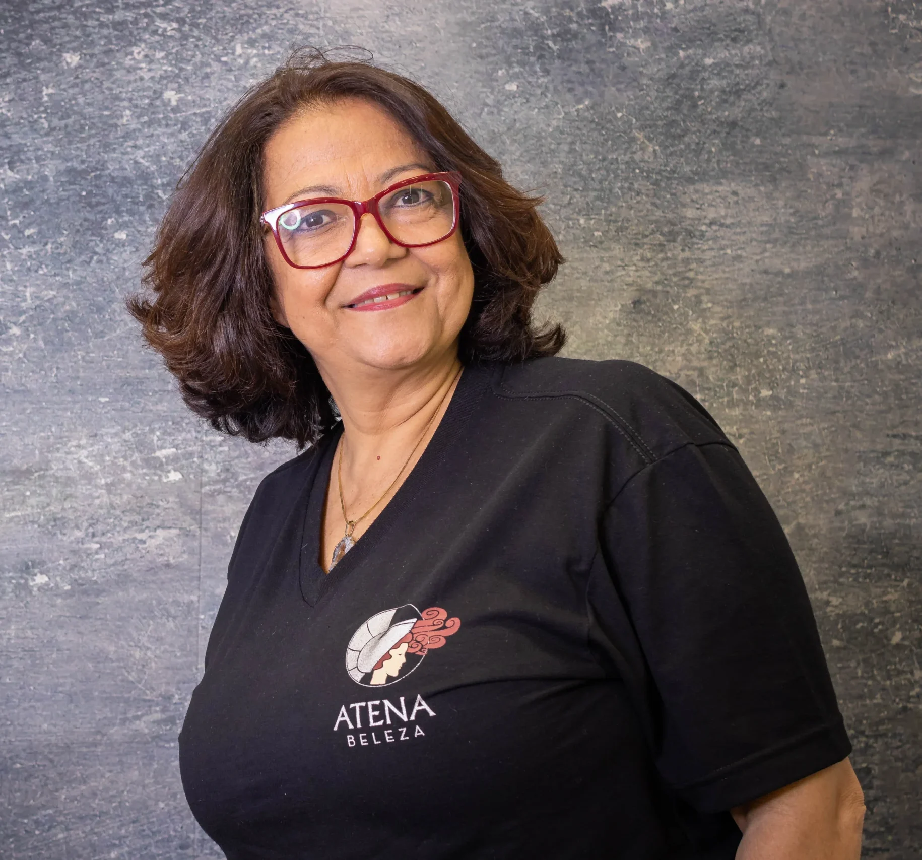 Flávia, profissional da Atena Beleza